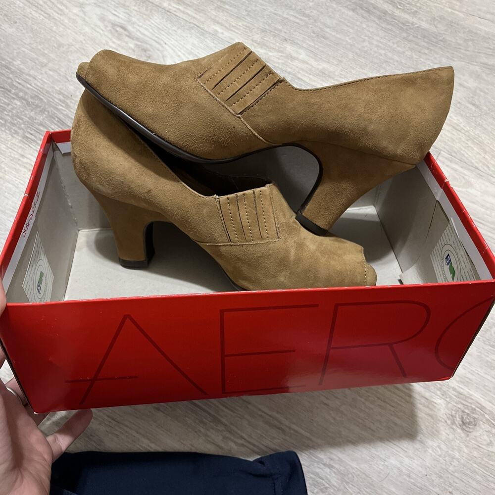 Aerosoles Women’s Wedge Heel Peep Toe Taupe Suede Slip In Size 9M